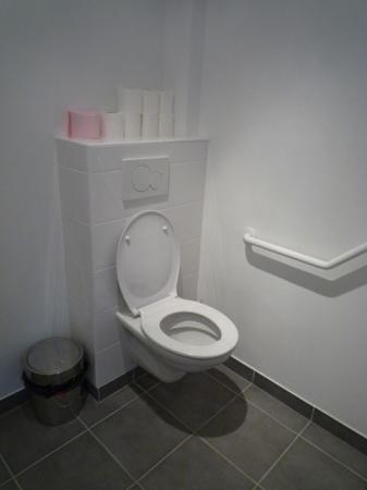 Installation d'un toilette accessible au fauteuil 